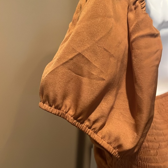 Size large cropped top can be worn off or on the shoulders! - Picture 5 of 6